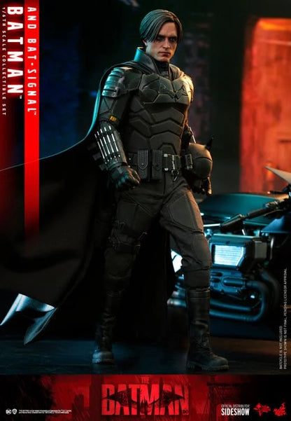 The Batman MMS641 Batman & Bat-Signal 1/6th Scale Collectible Figure Set